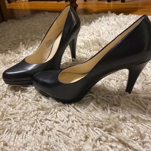 Nine west black leather pumps round toe size 6